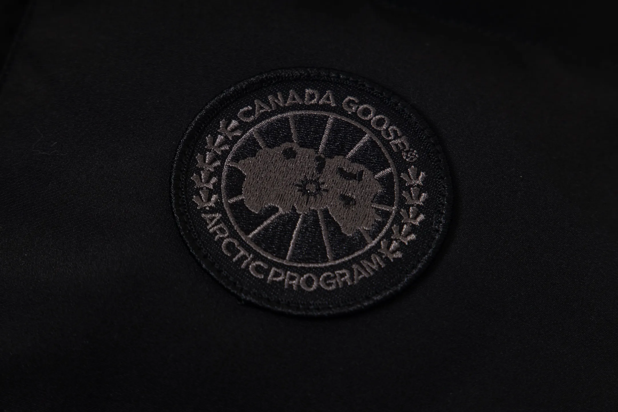 P360 Canada Goose/Canada Goose #Freestyle Crew 4154M Men’s and Women’s Vest Down# ➖ Imported Behringer embroidery machine with customized 10,000-needle embroidery logo! ➖ Imported 21-count polyester-cotton blended original fabric, using Feather-Light 10D waterproof coating fabric, made of 84.5% polyester fiber and 15.5% cotton, 100% the best feel in the entire network! ➖ The genuine official website uses the national standard 80 white duck down, and will never be misled by false claims such as 90 down or goose down! ➖ 100% nylon nylon lining with double double-layer sealing design to prevent velvet from running away. Top-grade polar fleece is used in the collar and pockets to keep warm and comfortable! ➖ Yoshida YKK provides original custom-made electroplated sliders. YKK two-way lockable zippers are tight and smooth and will not peel off paint! ➖ 3M composite original Velcro is durable, and all accessories and hardware are disassembled and customized! ⛔No slander, no exaggeration, no need for too much copywriting, because it is focused, it is professional!  SIZE: XS S M L XL XXL